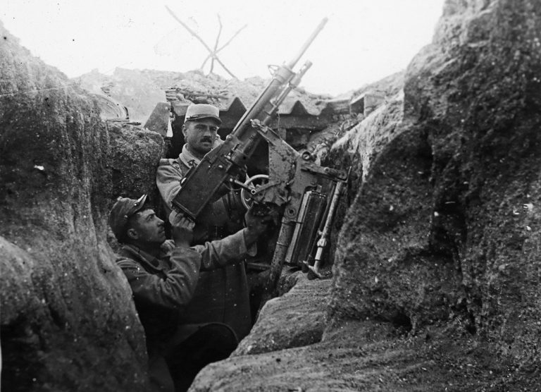 Photo d'un poilu dans une tranchée - Première guerre mondiale